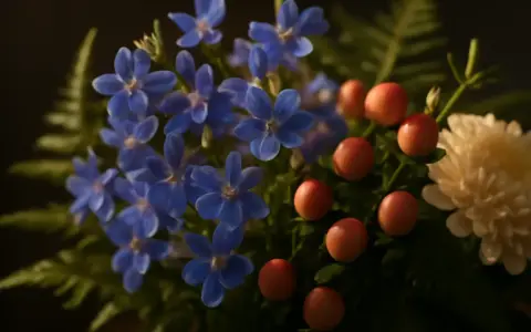 Blå lobelia frostblommor med röda bär och en krämvit blomma.