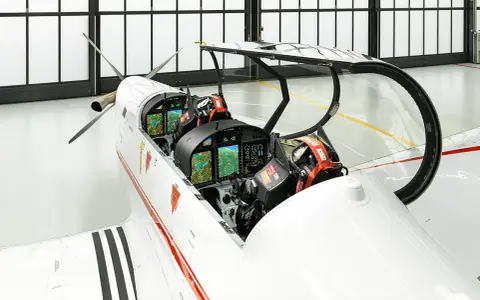 Das Cockpit eines Pilatus PC-7 mit modernen Displays und Sitzen.