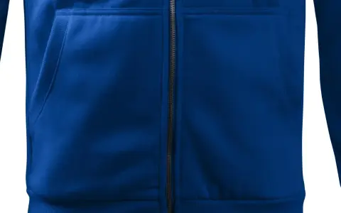 Dettaglio di una felpa con cappuccio blu royal, con zip e tasca a marsupio.