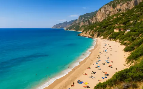 Złocista plaża z turkusową wodą, otoczona stromymi, zielonymi klifami. To jedna z najpiękniejszych plaż w Europie, idealna na relaks.