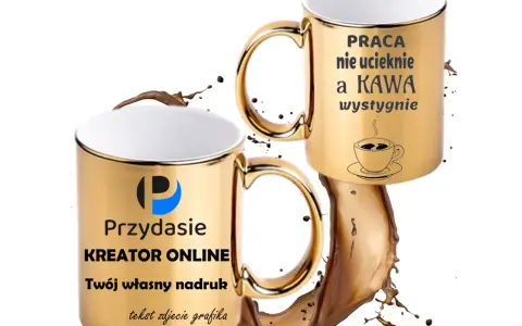 Dwa złote kubki z nadrukami, jeden z napisem "Praca nie ucieknie, a kawa wystygnie", drugi z logo i tekstem.