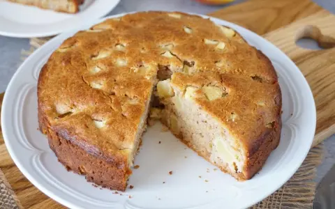 Saftiger Apfelkuchen, ein Genuss für alle, die Rezepte ohne Zucker lieben. Perfekt für eine gesunde Nascherei.