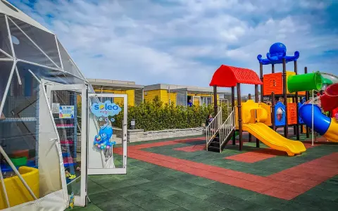 Kolorowy plac zabaw i dmuchana zjeżdżalnia w ośrodku wypoczynkowym. Idealne atrakcje Rewal i okolice dla dzieci.