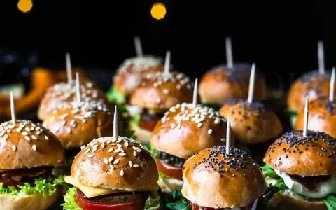 Jak zrobić mini burgery? Kompletny przepis na imprezę!
