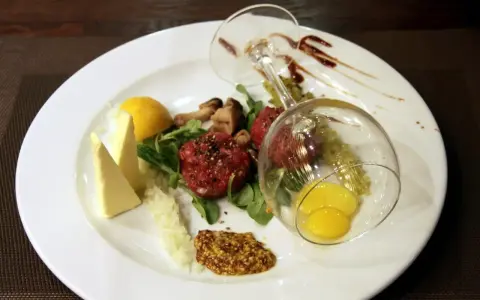 Tatar z wołowiny z żółtkami w kieliszku, masłem, cytryną i musztardą. Pyszny tatar kcal.