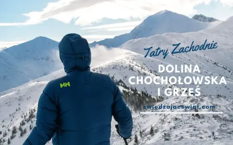 Osoba w zimowej kurtce podziwia zimowy krajobraz Tatr Zachodnich. W oddali widać ośnieżone szczyty, w tym Grześ i Dolinę Chochołowską.