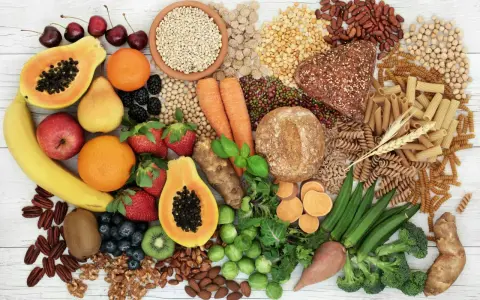 Frukt, grönsaker, fullkornspasta, bönor och nötter. En visuell guide för att öka ditt intag av fibrer och svara på frågan: hur mycket fibrer per dag?