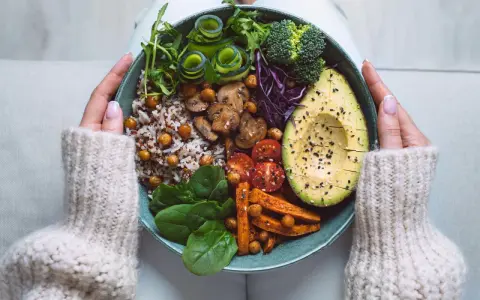 Bunte Bowl mit Quinoa, Avocado, Süßkartoffeln, Pilzen und Gemüse. Perfekt für gesunde, vegane Rezepte zum Abnehmen.
