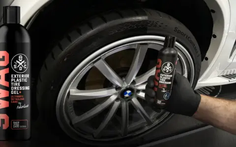 Profesjonalna konserwacja opon samochodowych z żelem SWAG. Aplikacja produktu na oponę BMW.