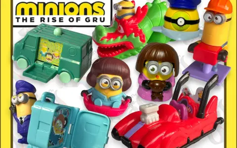 Kolekcja zabawek z filmu "Minionki: Wejście Gru". Wśród nich minionki w strojach smoka, pilota, budowlańca, a także zielony van i czerwony pojazd.