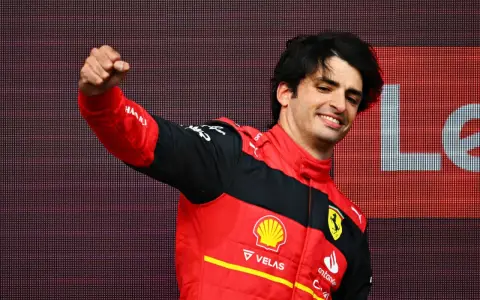 Carlos Sainz, a piloto de Ferrari, celebra con el puño en alto. Su edad no se refleja en su energía.