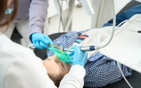 Ile trwa odbudowa zęba? Od minuty do miesięcy poznaj czas leczenia