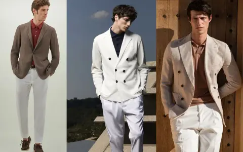 Tre uomini mostrano un elegante abbinamento polo e giacca, con pantaloni chiari per un look estivo raffinato.