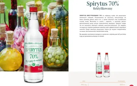 Butelka spirytusu 70% z etykietą "Najlepszy do nalewek". W tle kolorowe nalewki w butelkach. Jaki spirytus do nalewek? Ten rektyfikowany!