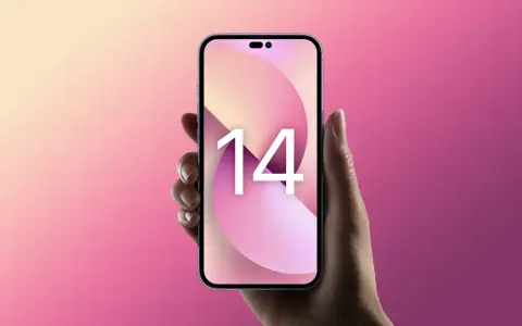 Dłoń trzyma różowy iPhone 14 z tapetą z cyfrą 14 na tle gradientu różu i beżu.