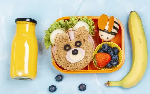Un sándwich de oso, una abeja de huevo, arándanos y una banana: ¡meriendas saludables para niños de 6 a 12 años que son pura diversión!