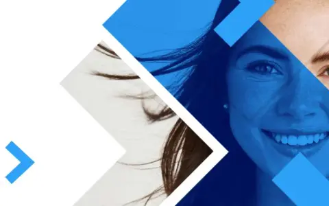Visage souriant d'une femme, avec des formes géométriques bleues. Une invitation à explorer les neurosciences à distance.