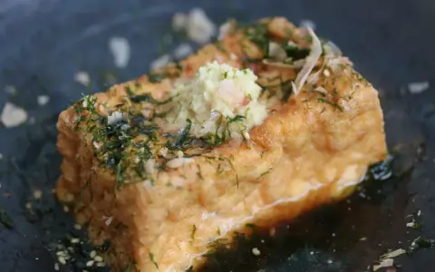 Friterad tofu med riven ingefära och nori, en explosion av umami smak.