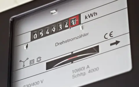 Zbliżenie licznika energii elektrycznej z widocznymi cyframi i oznaczeniem kWh.