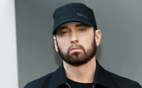 Eminem, znany z Detroit, w czapce Kangol.