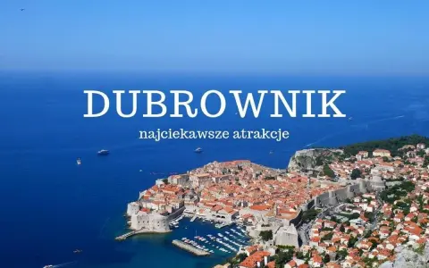 Widok na Dubrownik z lotu ptaka. Stare miasto otoczone murami obronnymi, port z łodziami i błękitne morze. Odkryj najciekawsze atrakcje!