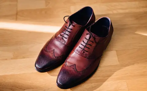 Eleganti derby scarpe in pelle marrone con dettagli wingtip e perforazioni, pronte per un'occasione speciale.