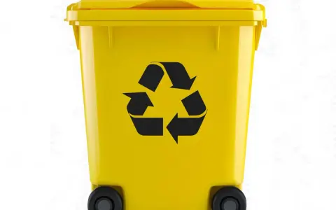 Żółty kosz na śmieci z symbolem recyklingu. Pamiętaj o segregacji, by ułatwić recykling aluminium.