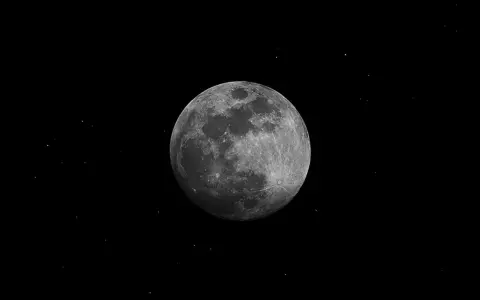La luna llena, como en la lilith carta natal, brilla en el espacio profundo, rodeada de estrellas.