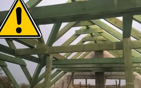 Ostrzeżenie! Zobacz, jak przedłużyć krokwie w konstrukcji dachu. Drewniane elementy są zielone.