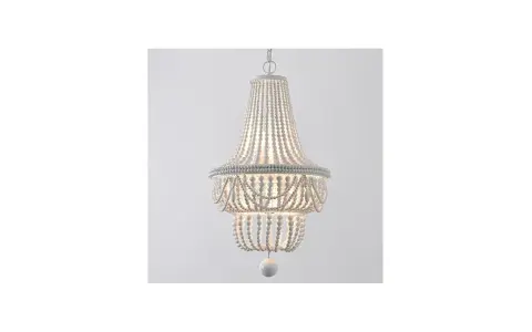 Elegancka lampa wisząca, której klosz tworzą białe koraliki ułożone w dwa poziomy.
