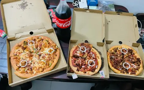 Pizza Hut: Duża pizza (38 cm) ile osób nakarmi i czy warto?