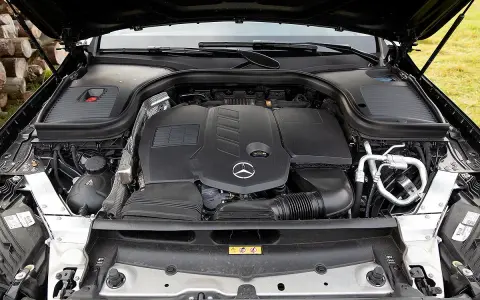 Der Motorraum eines Mercedes GLC mit dem besten Motor. Leistungsstark und effizient, bereit für jede Fahrt.