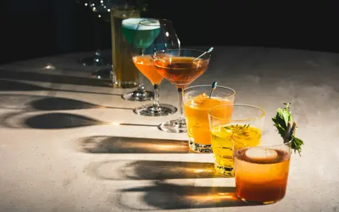 Półka na napoje: Sekrety porządku i stylu w Twoim domu