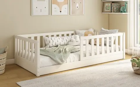 Cama 70x140, ideal para niños pequeños hasta que necesiten una cama más grande. Decorada con cojines y mantas, lista para dulces sueños.