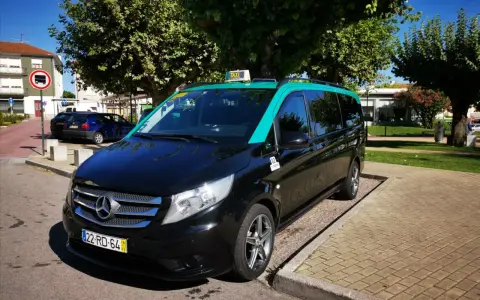 Schwarzer Mercedes-Taxi-Van mit türkisfarbenem Dach in Lissabon. Informieren Sie sich über die Taxi Lissabon Kosten für Ihre Fahrt.