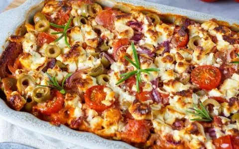 Herzhafte Auflauf-Idee: Gebackener Feta mit Tomaten, Oliven und Rosmarin. Perfekt für leckere feta rezepte.