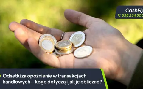 Dłoń trzyma monety euro. Tekst informuje o odsetkach za opóźnienie w transakcjach handlowych.