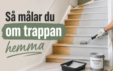 En person målar trappsteg inomhus med en liten roller. Halva trappan är omålad, halva är målad i ljusgrått. Texten "Så målar du om trappan hemma" syns.