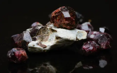 Surowe granaty, kamienie o głębokiej czerwieni, emanujące tajemniczym blaskiem. Mówi się, że granat właściwości magiczne posiada, dodając odwagi i pasji.