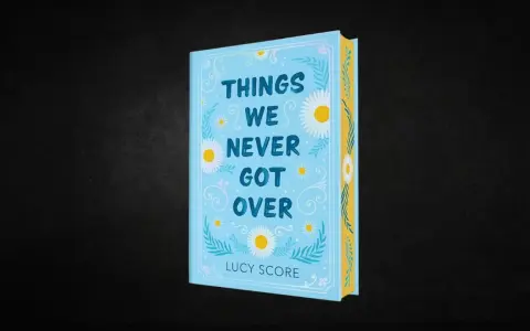 Okładka książki "Things We Never Got Over" Lucy Score. Jasnoniebieska okładka z motywem stokrotek i liści.