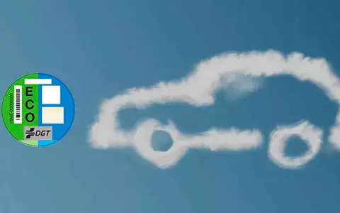 Pegatina ECO DGT en un coche de nubes. Los coches eco pagan impuesto de circulación, pero son más limpios.