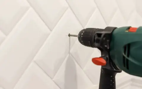 Une perceuse est utilisée pour percer le carrelage de la salle de bain.