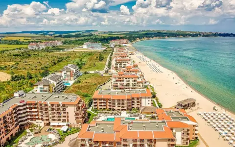 Widok na kurort nad Morzem Czarnym. Hotele i plaża z leżakami. Sprawdź ceny w Bułgarii na wakacje!
