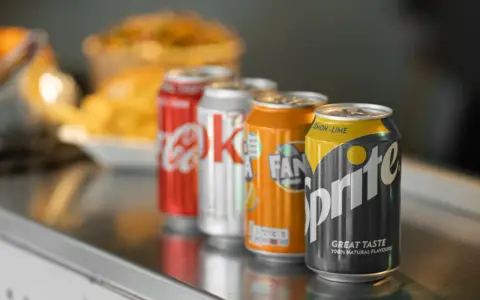 Puszki Coca-Cola, Fanta i Sprite. Idealne na keto, gdy masz ochotę na coś słodkiego bez cukru.