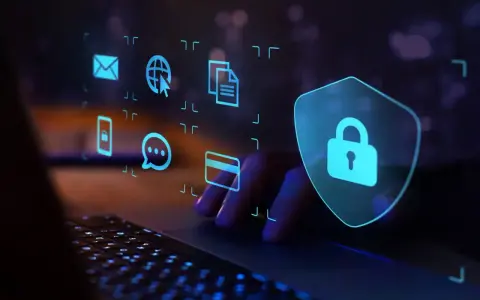 Dłoń na klawiaturze, nad nią ikony symbolizujące dane i komunikację, a obok tarcza z kłódką. Chroń się przed wirusami w internecie.