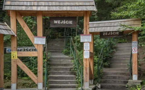 Kamienne schody prowadzące do wejścia na Szczeliniec Wielki. Informacje o biletach i cenniku dostępne są na tablicach.