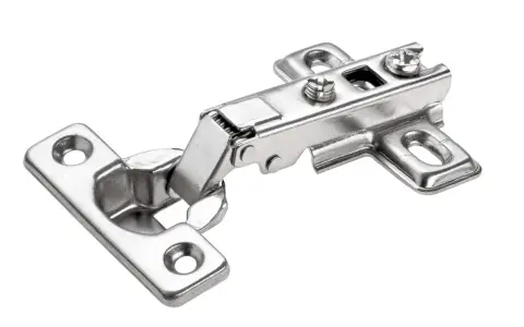Charnière de meuble en métal argenté, un exemple parmi différents types de charnières invisibles, avec vis de réglage.