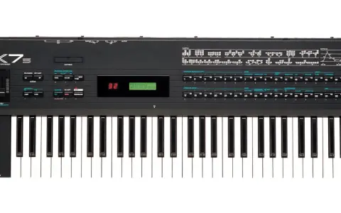 Czarny syntezator Yamaha DX7s z klawiaturą i panelem sterowania. Ikona muzyki z lat 80.