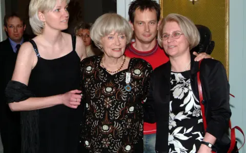 Agata Borecka, córka Aliny Janowskiej, pozuje z rodziną.