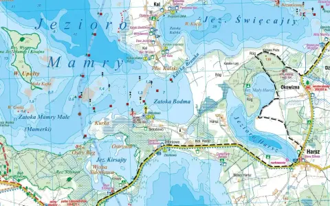 Mapa Mazur z zaznaczonymi jeziorami, w tym Mamry i Harsz. Ile jest jezior na Mazurach? Tysiące!